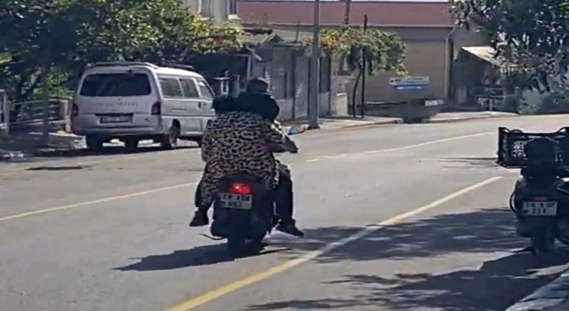 Şoke eden yolculuk: Motosiklet üstündeyken çocuğu omuzda taşıdılar