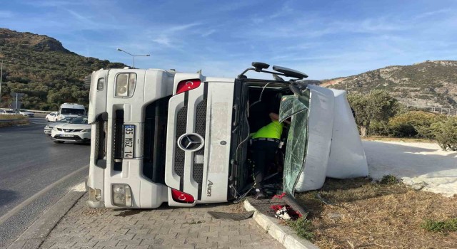 Sökede kum yüklü kamyon devrildi: 1 yaralı