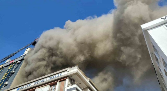 Sultangazideki iplik imalathanesi yangınında duman gökyüzünü kapladı