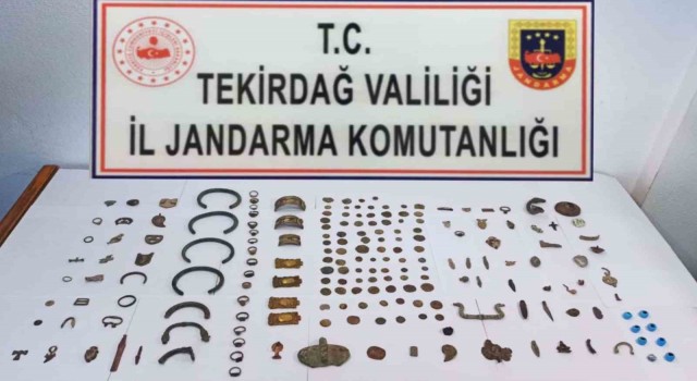 Şüpheli araçtan 197 parça tarihi eser objesi ele geçirildi