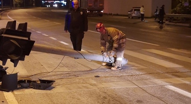 Susurlukta açık kalan kamyonun damperi trafik direklerini yerinden söktü