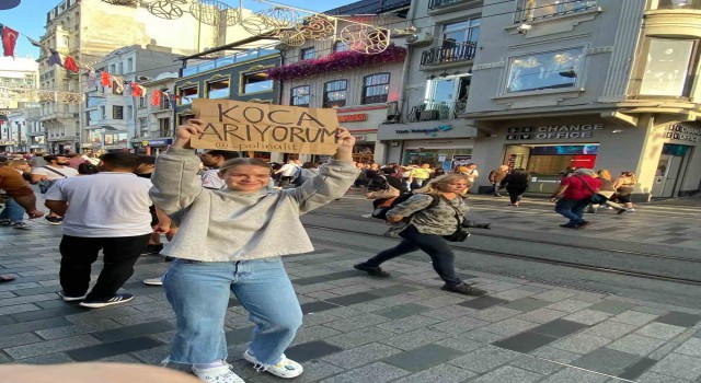 Taksim ilginç olay: Belaruslu genç kadın “Koca arıyorum” dövizi açtı
