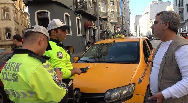 Taksimetre açmadan para isteyen taksiciye ceza kesildi