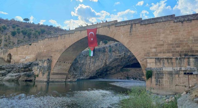 Tarihi Cendere Köprüsüne Filistin bayrağı asıldı