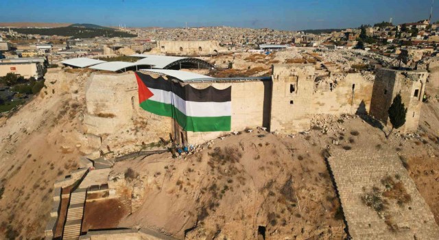 Tarihi Gaziantep Kalesine dev Filistin bayrağı asıldı