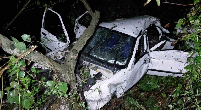 Tıra çarpan otomobil şarampole yuvarlandı: Karı-koca ağır yaralandı