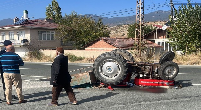 Tosyada ciple çarpışan traktör devrildi, 80 yaşındaki sürücü yaralandı