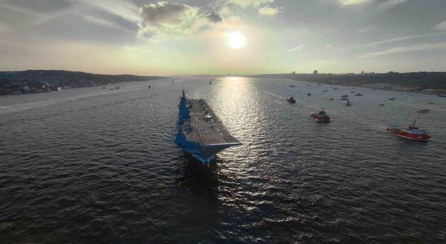 Türk donanmasının 100 gemisi İstanbul Boğazından geçti