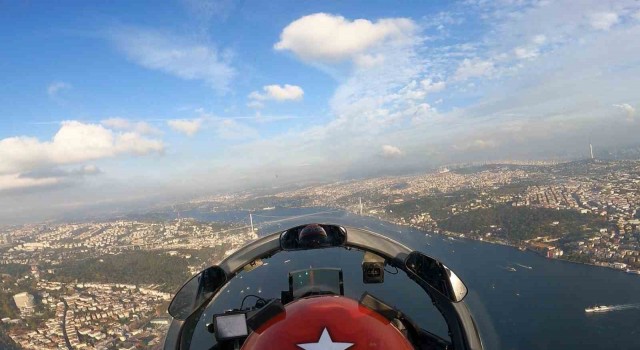 Türk Yıldızlarının havadaki 100. yıla özel gösterisi kokpitte görüntülendi