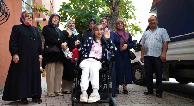 Tuzlada 19 yaşındaki Semanura akülü araba hediye edildi