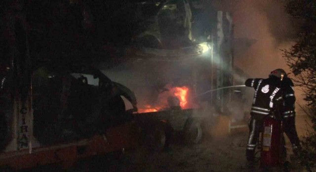 Tuzlada lüks araç yüklü tır alev alev yandı, dorsedeki 6 araç kullanılamaz hale geldi