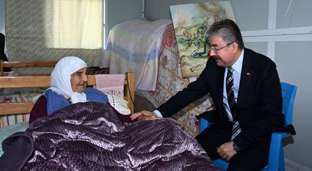 Vali Yılmaz, 100 Yaşındaki Fatma Teyzeyi Ziyaret Etti