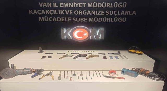 Vanda gümrük kaçağı malzemeler gele geçirildi
