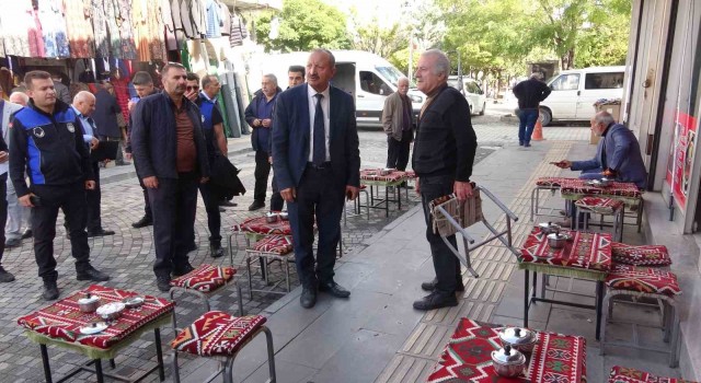 Vanda zabıta yaka kamerasıyla kaldırım denetimi yaptı