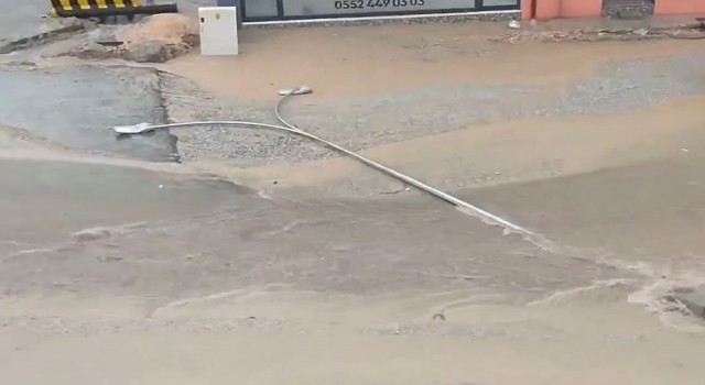 Yağmur suları aydınlatma direğini devirdi
