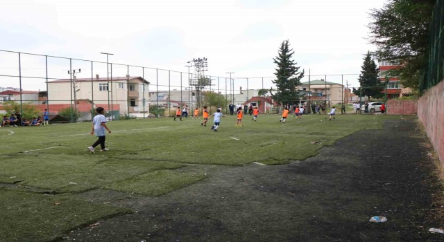 Yamalı sahada maç yapan gençlerin yeni saha talebi