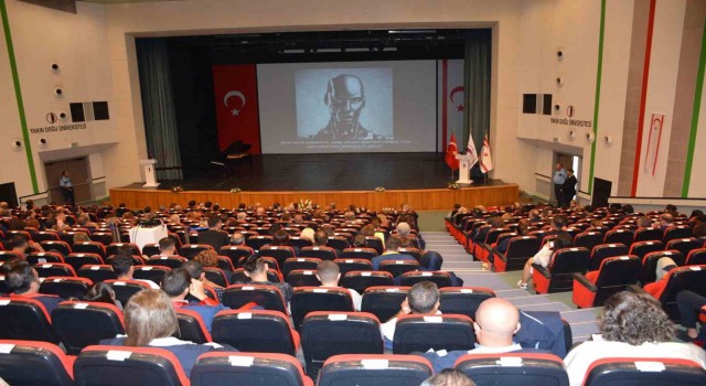 Yapay zeka tabanlı akademisyen AI. Prof. DUX ilk dersini verdi
