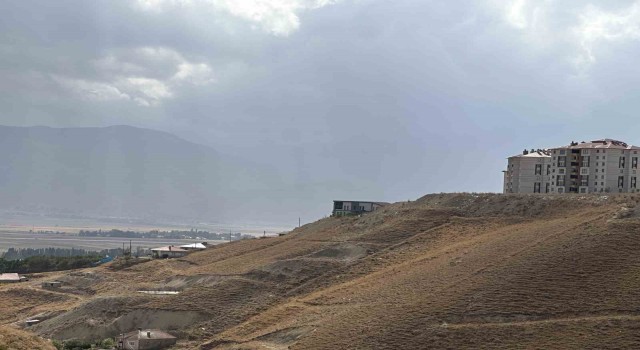 Yüksekovada toz bulutu dağları kapladı