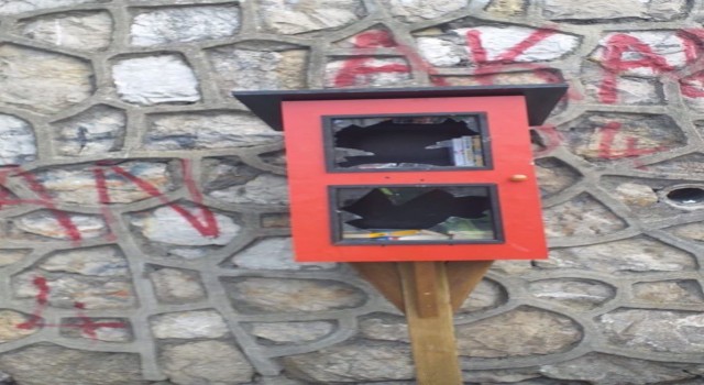 Zonguldak Belediyesinden minyatür kütüphaneye zarar verenlere tepki
