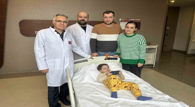 2 buçuk yaşındaki Gürcü Sandro, Türkiyede hayata tutundu