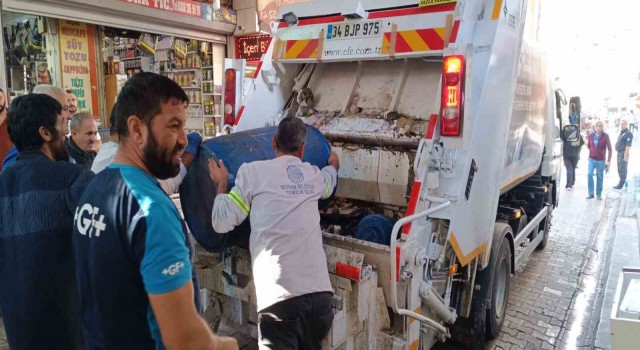 Adanada yarı çıplak dana ayağı temizliği pahalıya patladı