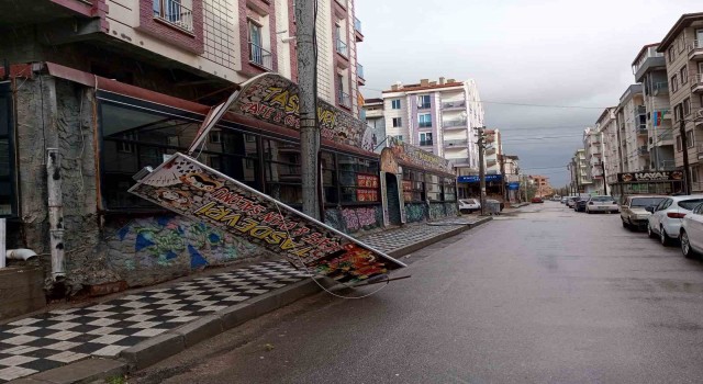 Afyonkarahisarda fırtına hayatı olumsuz etkiledi