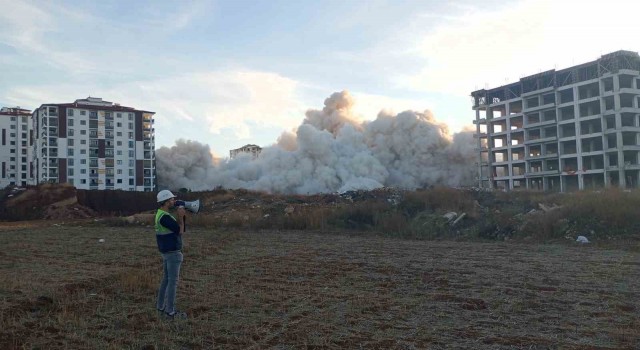 Ağır hasarlı iki blok saniyeler içerisinde yıkıldı