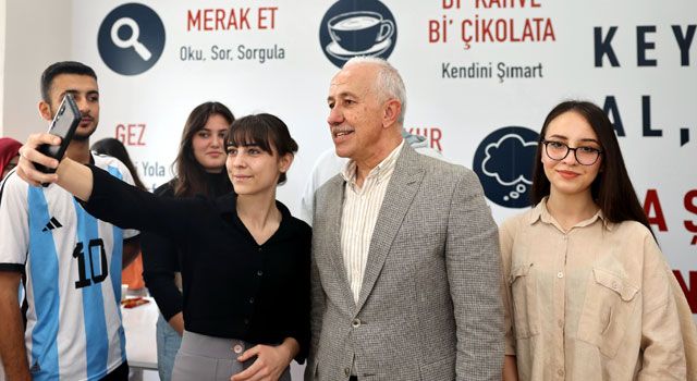 Akdeniz Belediyesi, üniversite sınavına hazırlanan öğrencilere kaynak kitap desteği