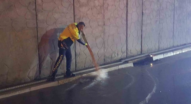 Alanyada polislerin su dolu alt geçitte trafik çilesi