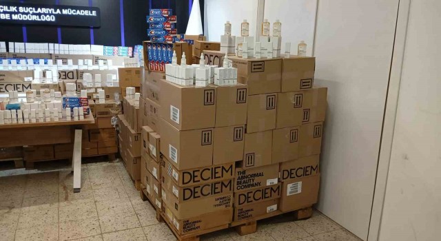 Ankarada ele geçirilen 4 milyon 250 bin lira değerindeki kaçak kozmetik ürünleri emniyette sergilendi