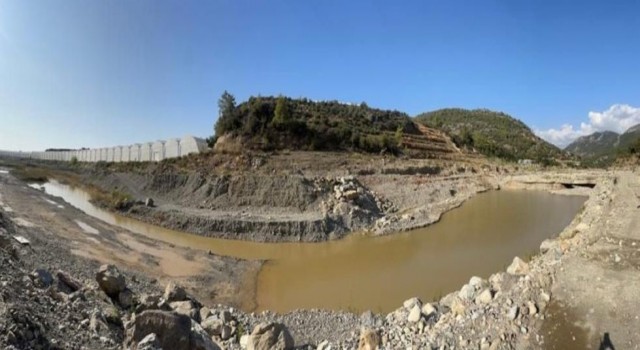 Antalyada dereden, kaçak kum ve çakıl alındığı iddiası