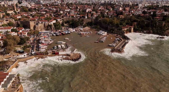 Antalyada i tur, 3 teknenin battığı liman havadan görüntülendi