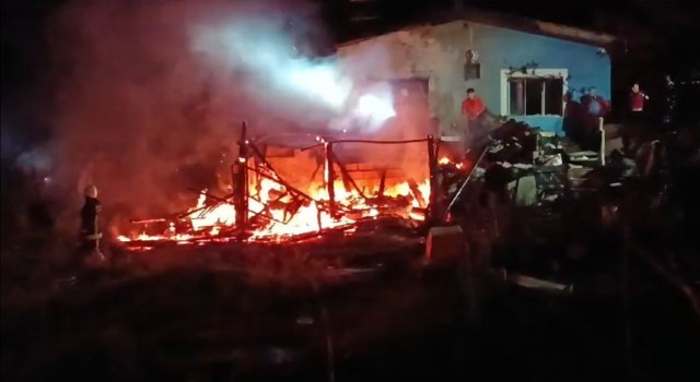 Antalyada korkutan depo ve ev yangını