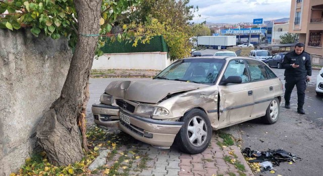 Arabasını yıkadı, ardından kaza yaptı: 3 yaralı