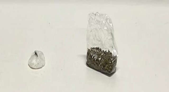 Aranan şahıs üzerinde uyuşturucu ile yakalandı