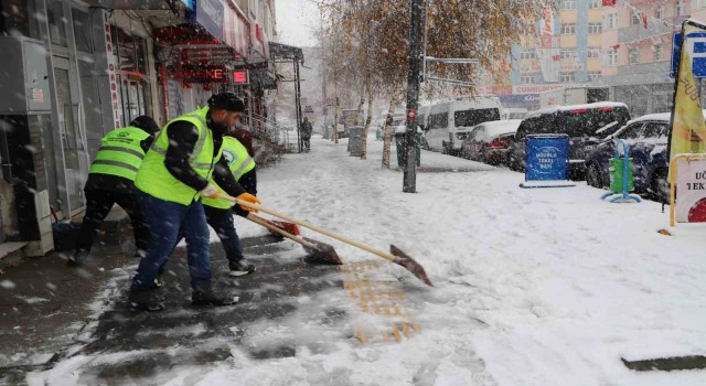 Ardahanda karla mücadele ekipleri aralıksız çalışıyor