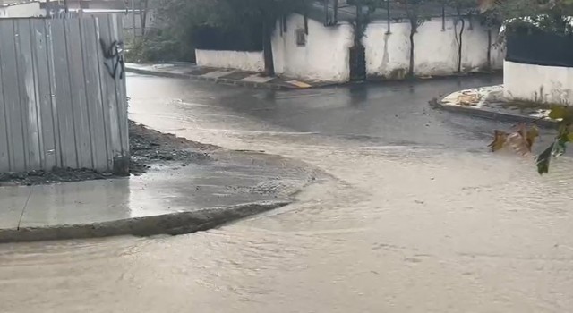 Arnavutköyde cadde ve sokaklar su altında kaldı