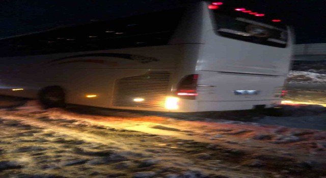 Artvinde otobüs kara saplandı, yolda yolcular mahsur kaldı