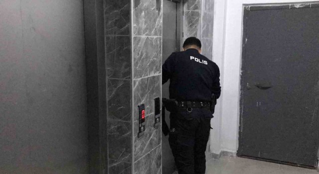 Asansörle birlikte zemine çakılan çocuk yaralandı