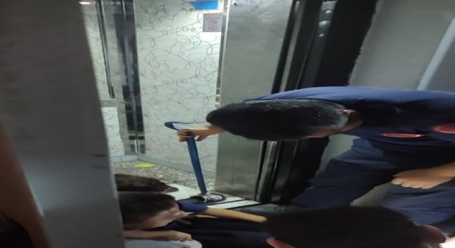 Ayağı asansöre sıkışan çocuğu itfaiye kurtardı