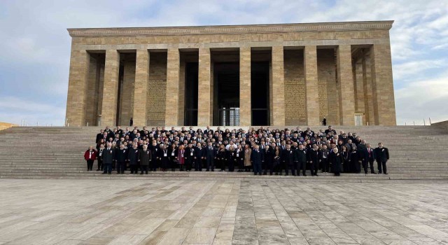 Bakan Tekin 81 ilden gelen öğretmenlerle Anıtkabiri ziyaret etti