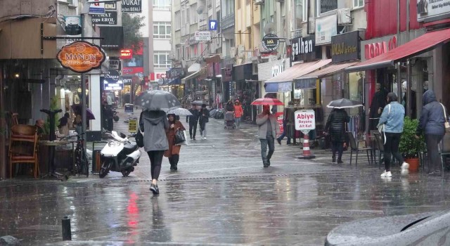 Balıkesir sağanak yağışa teslim oldu