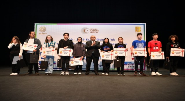 Balıkesirde başarılı öğrenciler ödüllendirildi