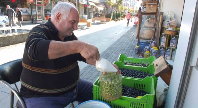 Balıkesirde kırma zeytin hazırlanmasına başlandı