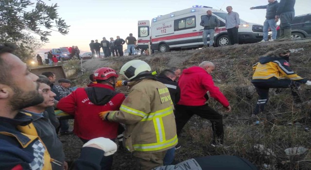 Balıkesirde otomobil ile traktör çarpıştı: 1 ölü, 5 yaralı
