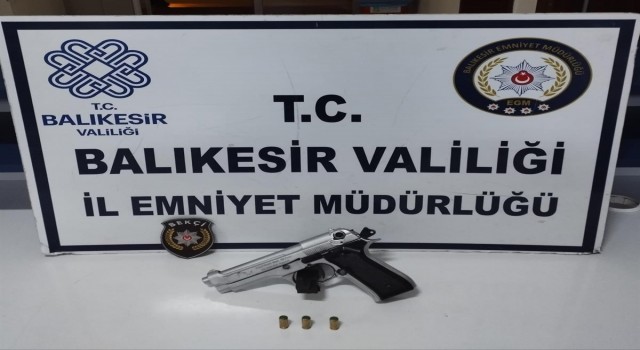 Balıkesirde polis 3 aranan şahsı yakalandı