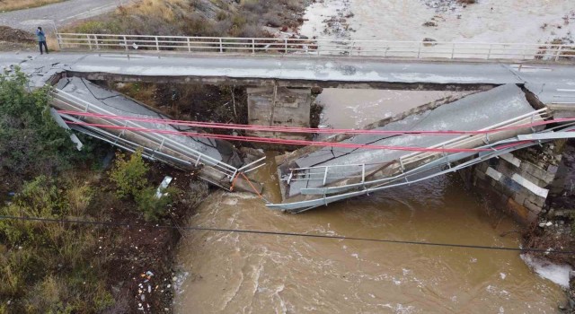 Balıkesirde yağış nedeniyle çöken köprü havadan görüntülendi
