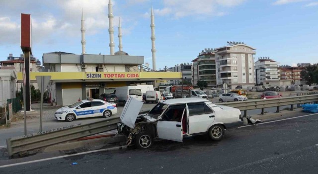 Bariyerlere çarpan otomobil yola fırlayan sürücüsünü ezdi