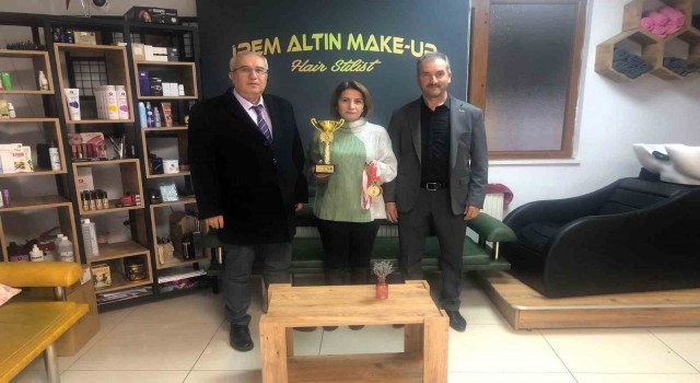 Başkan Arslan, Türkiye 3.sü olan bayan kuaförü kutladı