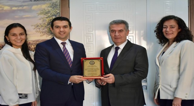 Başkan Erola plaketle teşekkür ettiler